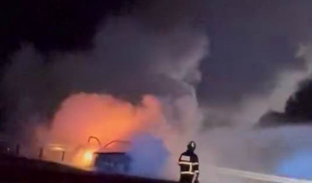 Diyarbakır'da seyir halindeki otomobil alev topuna döndü