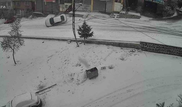 Gaziantep'te karlı yolda feci kaza: Kayan araç kaldırıma çarparak devrildi