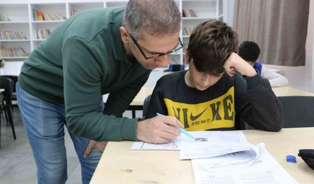 Gönüllü öğretmenler tatilde LGS'ye hazırlanan öğrencilere destek veriyor