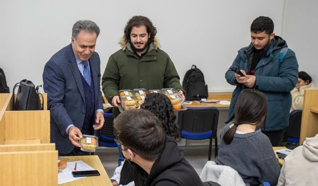 İnönü Üniversitesi'nde final haftasında öğrencilere meyve ikramı