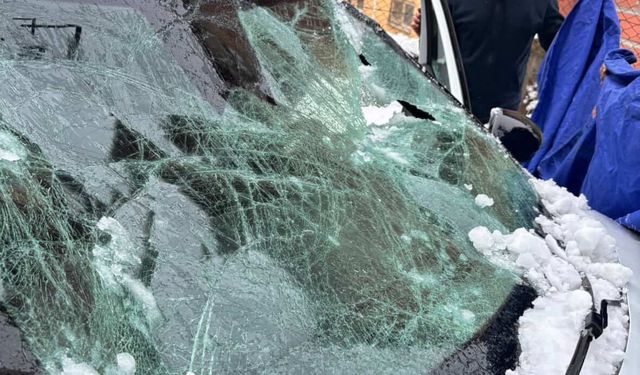 Kurtalan'da çatıdan düşen kar kütlesi aracı kullanılamaz hale getirdi