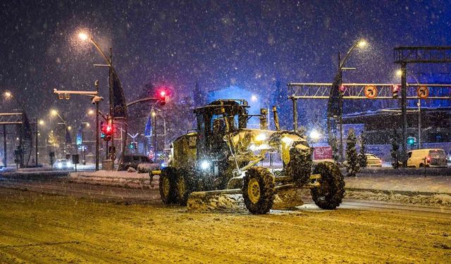Malatya'da kardan kapanan yollar açılıyor