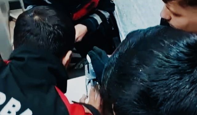 Parmağı zımbaya sıkışan genç için itfaiye ekipleri harekete geçti