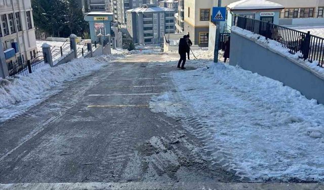 Şahinbey Belediyesi okul etraflarını ve yollarını temizledi