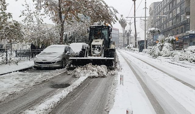 Şanlıurfa'da karla mücadele çalışmaları sürüyor