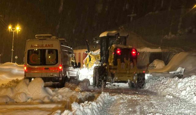 Siirt'te yoğun kar yağışına rağmen ekipler çalışmaya devam ediyor