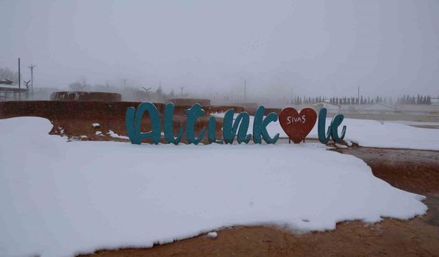 Sivas'ın Altınkale Travertenleri, yağan kar ile eşsiz görüntüler oluşturdu