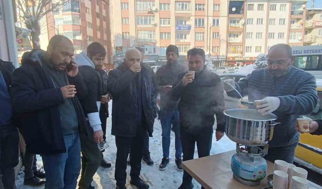 Sivas'ta yürekleri ısıtan dayanışma, karla mücadele çalışanlarına sıcak süt ikramı