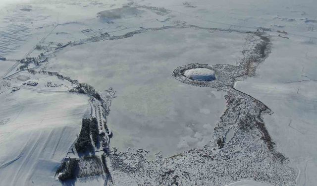 Termometreler eksi 21'i gösterdi, Hafik Gölü tamamen dondu