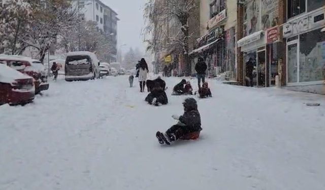 Tunceli'de yılbaşı tatilinin tadını çocuklar çıkarıyor