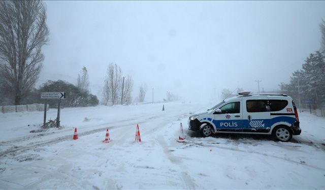 Kayseri-Malatya kara yolu kar ve tipi nedeniyle ulaşıma kapandı