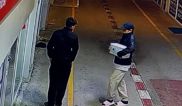 Malatya Geçici Ticaret Merkezi’nde Şok Olay: 3 Genç Saniyeler İçinde Soydu!