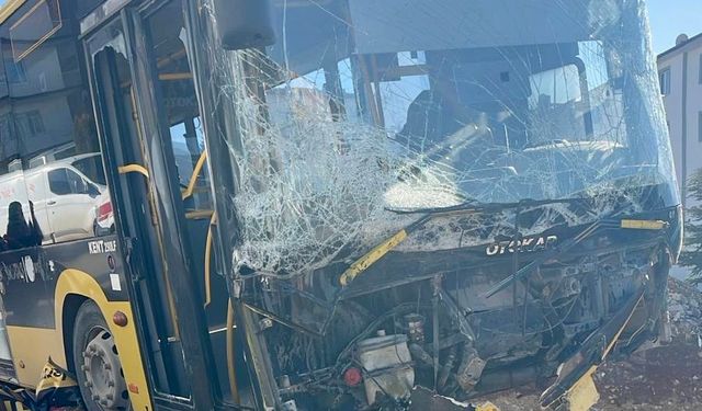 Malatya’da Feci Kaza: MOTAŞ Otobüsü ile Otomobil Çarpıştı