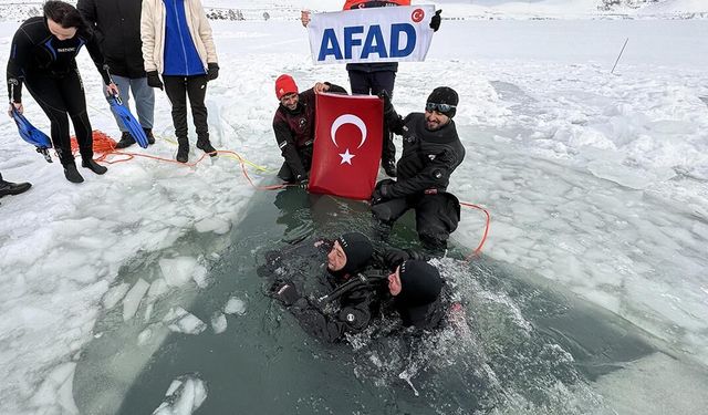 Ardahan'da Akademisyen ve öğrenciler dondurucu soğukta buzla kaplı Çıldır Gölü'ne daldı