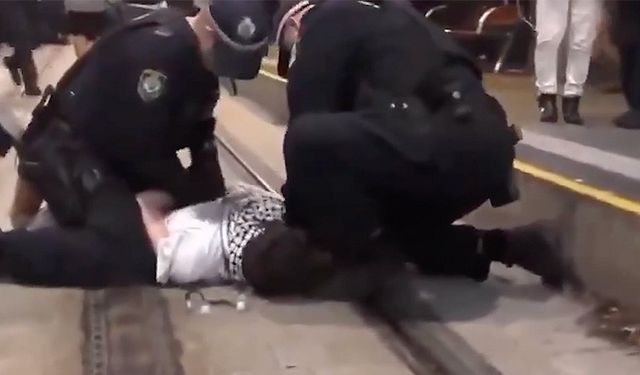 Avustralya'da Filistin destekçisi protestocu, polis tarafından yerde defalarca yumruklandı