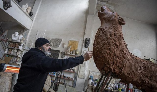 Babasından esinlenerek başladığı mesleğinde yüzlerce esere imza attı