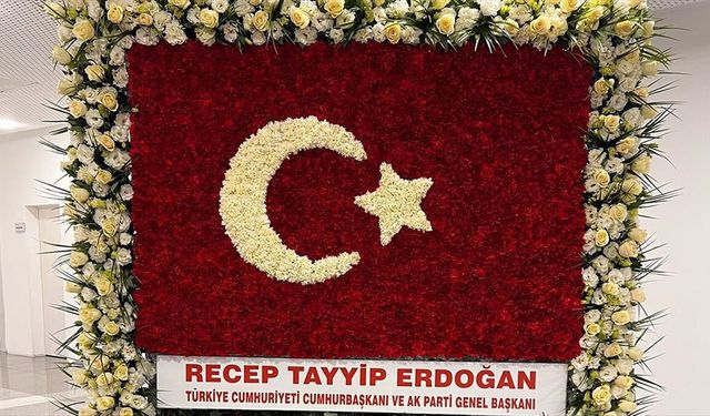 Cumhurbaşkanı Erdoğan'dan MHP'nin 57. kuruluş yıl dönümü için Türk bayraklı kutlama çiçeği