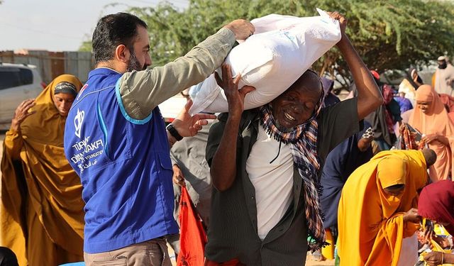 Diyanet Vakfı ihtiyaç sahibi 8 bin 250 aileye gıda yardımı yaptı