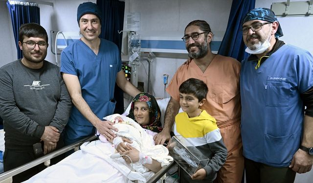 Doktorluk yaptığı gemide dünyaya gelen bebekle iletişimini koparmıyor