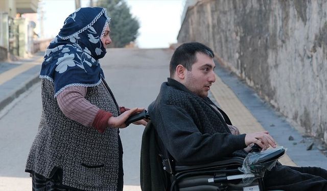 Fedakar anne hayatını adadığı engelli oğlunun eli ayağı oluyor