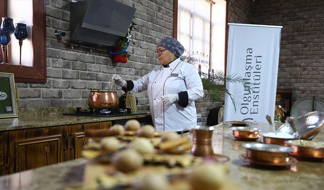 Lohusa şerbeti 'kaynar' geleneği Adana'daki usta öğreticiler tarafından yaşatılıyor
