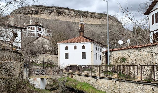 Safranbolu'da altından dere geçen tarihi cami dikkati çekiyor
