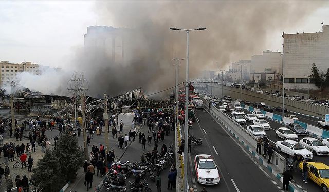 Tahran'daki bir çarşıda yangın çıktı