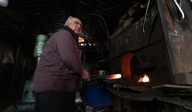 Zor Ama Zevkli Bir Meslek: 70 Yaşındaki Demirci Pes Etmiyor