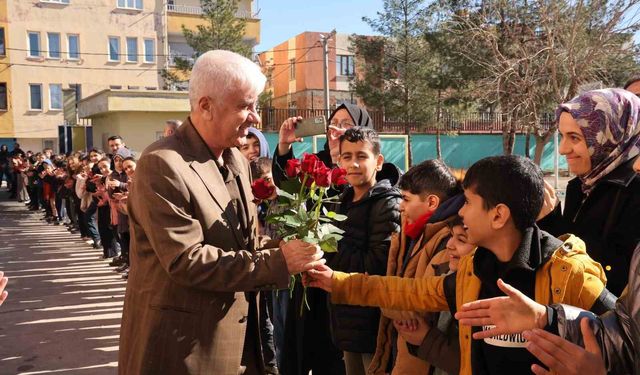 43 yılda yüzlerce öğrenci yetiştirdi, çiçek ve alkışlarla emekli oldu