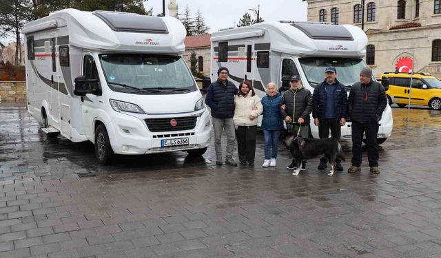 50 yıllık memleket hasretlerini karavanla gideriyorlar