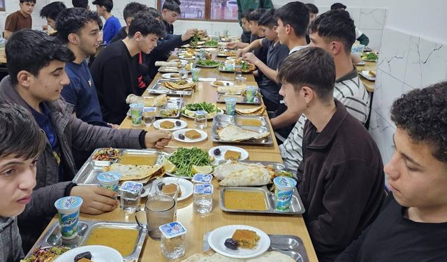 Adıyaman Gölbaşı Kaymakamı Algın, öğrencilerle iftar programında buluştu