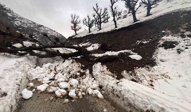 Batman'da heyelan paniği: Köy minibüsü yolda mahsur kaldı
