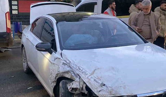 Batman'da minibüs ile otomobil çarpıştı: 1 yaralı