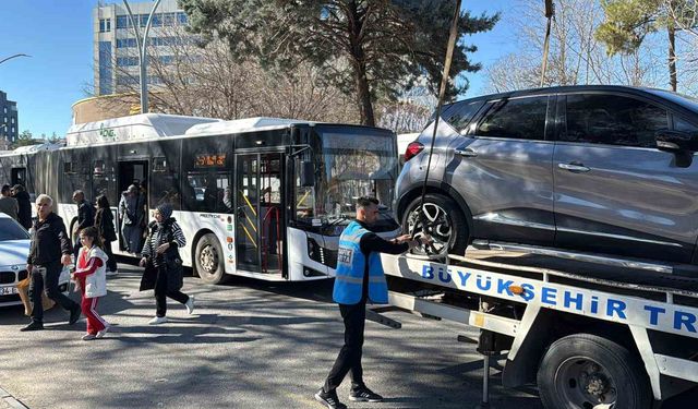 Diyarbakır'da durak önlerine park eden araçlar çekildi