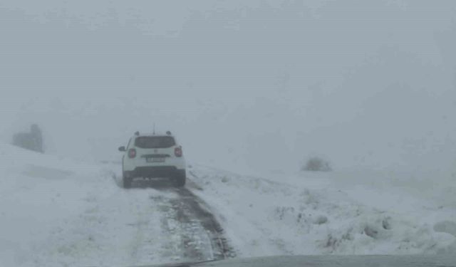 Elazığ'da kar yağışında mahsur kalan araç kurtarıldı