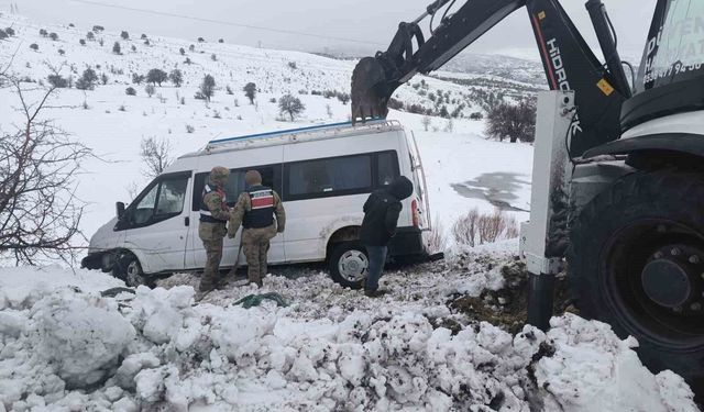 Elazığ'da Şarampole sürüklenen minibüs, ekipler tarafından kurtarıldı
