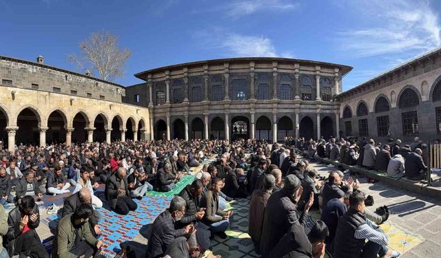 İslam aleminin 5. Harem-i Şerif'inde binlerce kişi Ramazan ayının ilk cuma namazında saf tuttu