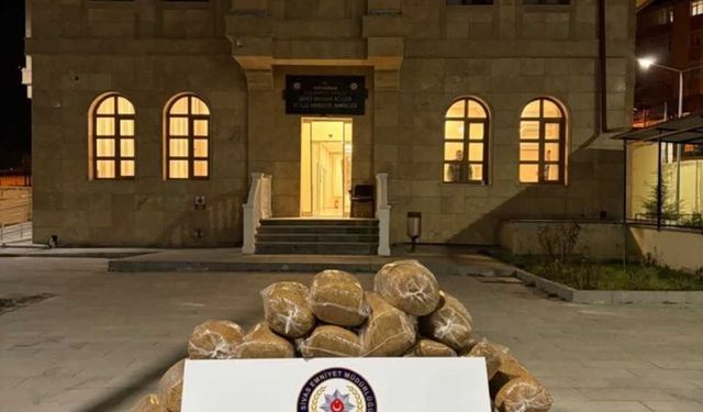 Kaçak tütünleri açıktan taşırken yakalandı