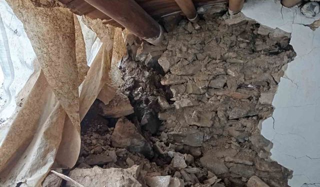 Kayaların düştüğü ev yıkıldı