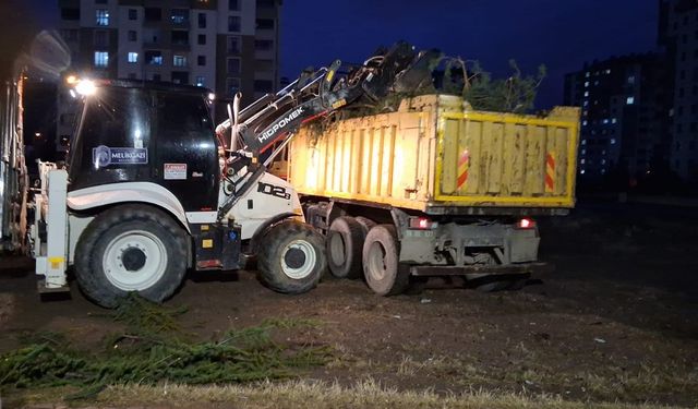 Kayseri'de Melikgazi Belediyesi ekipleri rüzgar mesaisinde