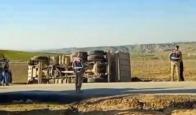 Kurtalan'da hafriyat kamyonu devrildi: 1 yaralı