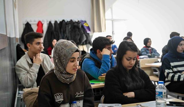 Malatya'da görme engelli iki kardeşin YKS azmi ilham veriyor