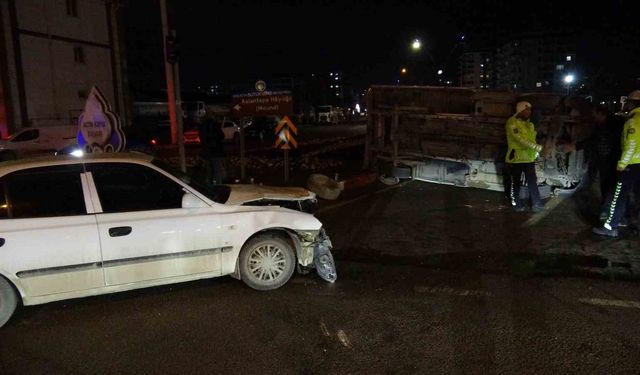 Malatya'da otomobil ile çarpışan kamyonet devrildi: 1 yaralı