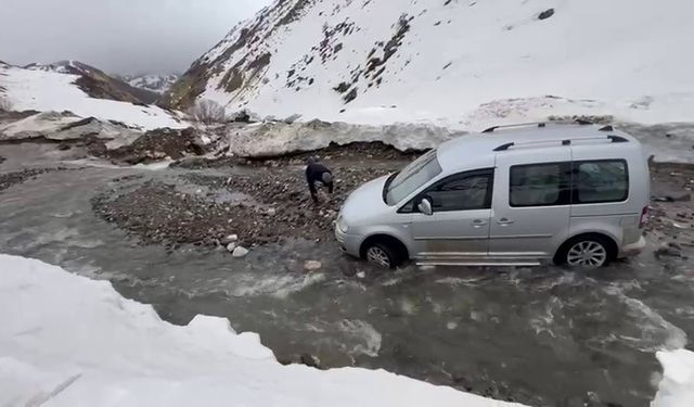 Menfez olmayan yolda sel: Araçlar mahsur kaldı
