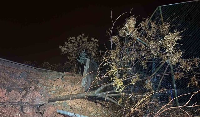 Okulun istinat duvarı çöktü, iki okulda eğitime ara verildi