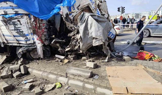 Şanlıurfa'da freni patlayan kamyon araçların arasına daldı: 1 ölü, 3 yaralı