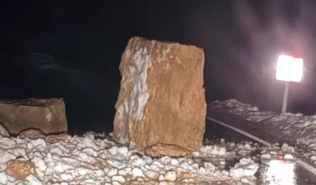 Şırnak'ta dev kayalar yolu kapattı