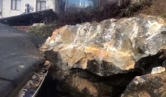 Tunceli'de dev kaya parçası evin çatısına düştü