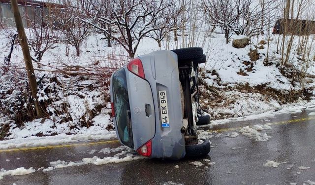 Kar Ve Buzlanma Kazaya Neden Oldu: Otomobil Devrildi