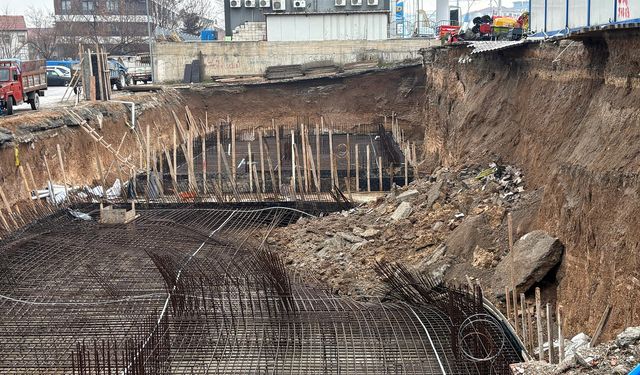 Malatya’da Korkutan Görüntü: Yerinde Dönüşüm Kazısında Yol Çöktü!